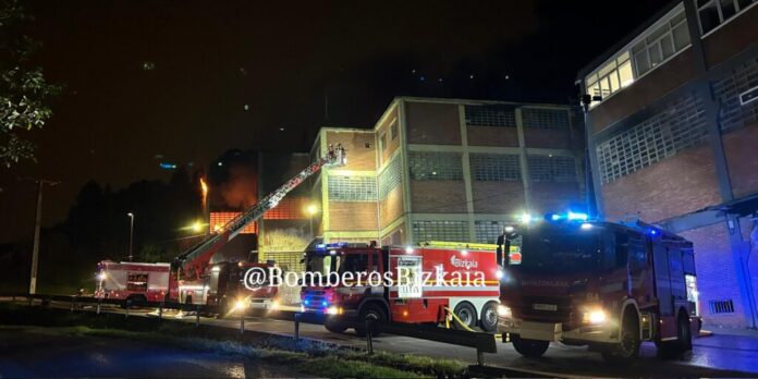 Los bomberos controlan el incendio declarado en una antigua carpintería de Arrigorriaga