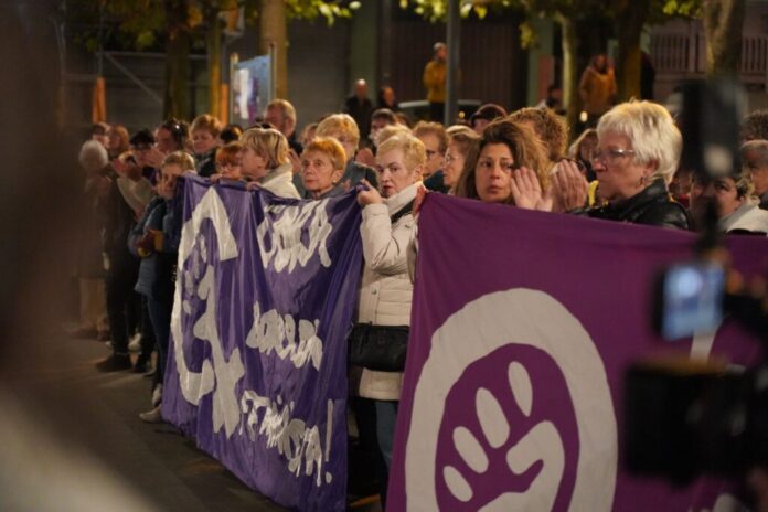 Pasaia muestra su repulsa ante el intento de homicidio de una mujer por parte de su pareja